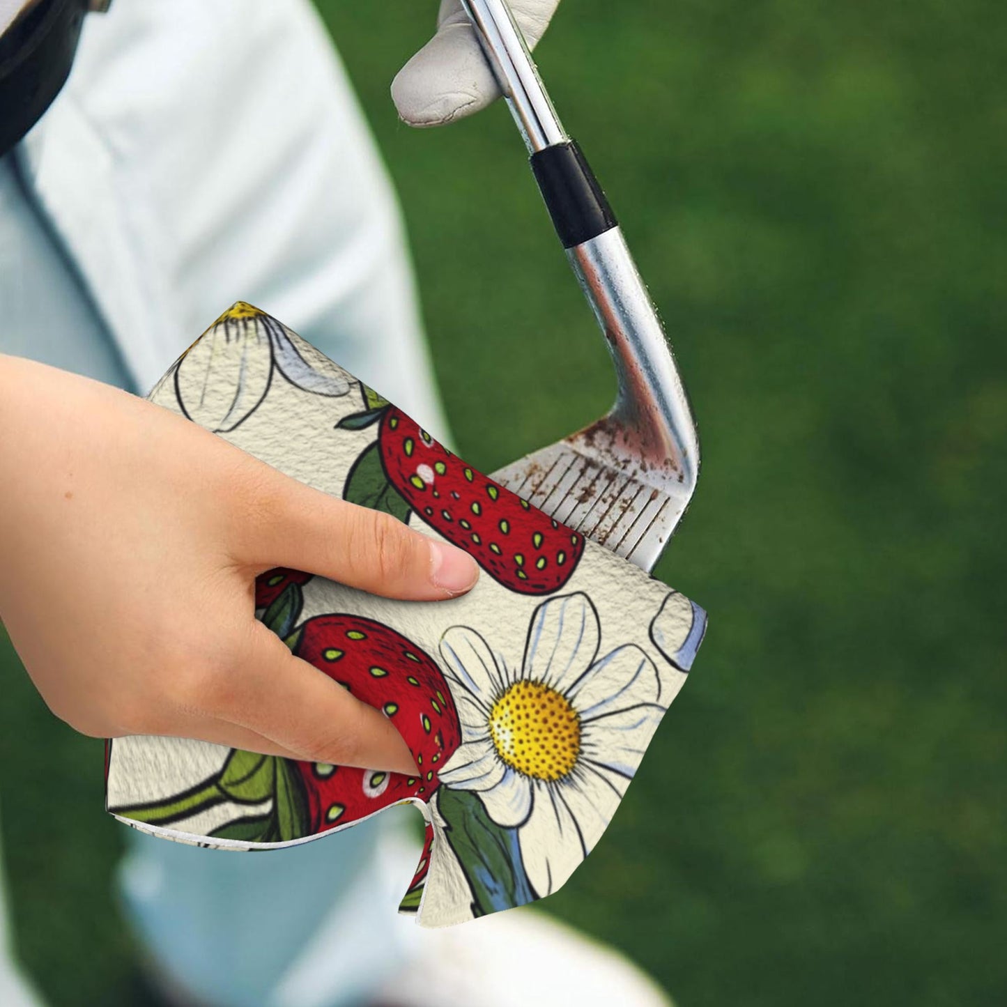 Strawberry & Daisy Golf Towel 16.1"x24" – Microfiber Quick-Dry Sports Towel with Hanging Clip for Golf, Gym & Outdoor Activities
